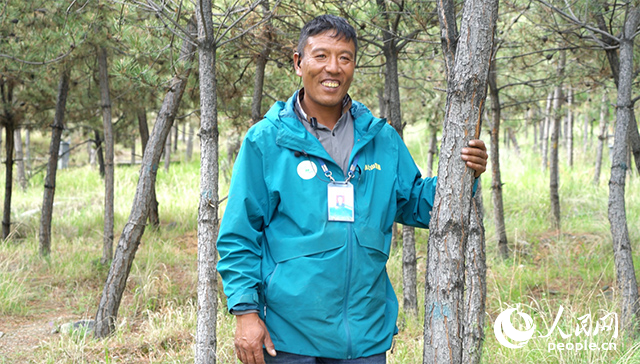 南山公園護林員扎西曲培。人民網(wǎng)記者 宋子節(jié)攝