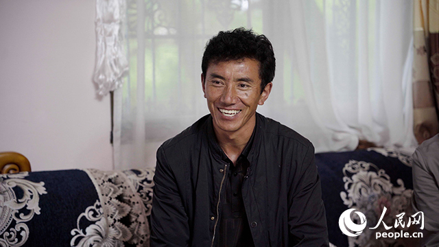 嘎拉村村民達瓦堅參聊起孩子們滿臉自豪。人民網(wǎng)記者 趙晨攝