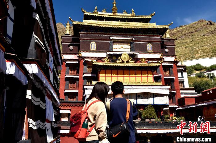西藏日喀則:中外游客游覽扎什倫布寺