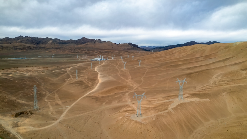 阿里地區(qū)首套電網(wǎng)側(cè)帶超容構網(wǎng)型SVG工程全景。趙清鵬攝