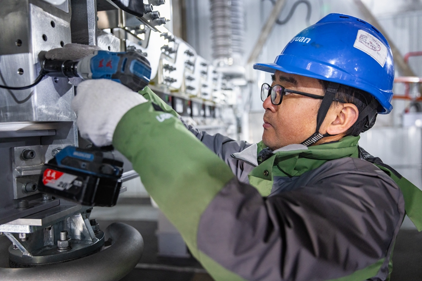 阿里地區(qū)首套電網(wǎng)側(cè)帶超容構網(wǎng)型SVG工程現(xiàn)場工作人員正在進行投運前螺栓緊固工作。趙清鵬攝