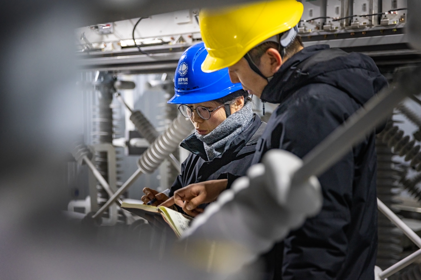 阿里地區(qū)首套電網(wǎng)側(cè)帶超容構網(wǎng)型SVG工程現(xiàn)場工作人員正在進行投運前設備位置檢查。趙清鵬攝