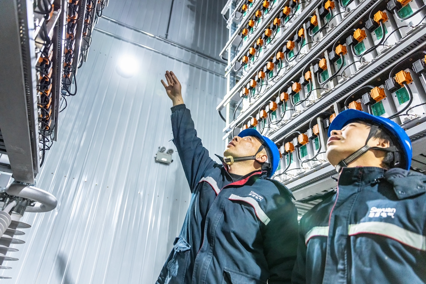 阿里地區(qū)首套電網(wǎng)側(cè)帶超容構網(wǎng)型SVG工程現(xiàn)場工作人員正在進行投運前設備狀態(tài)檢查。趙清鵬攝