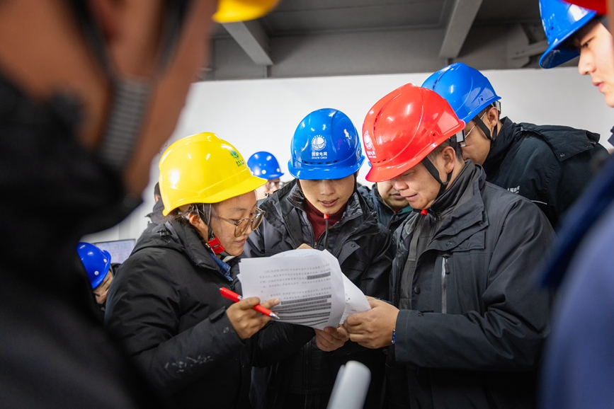 阿里地區(qū)首套電網(wǎng)側(cè)帶超容構網(wǎng)型SVG工程現(xiàn)場運維人員正在進行投運操作。趙清鵬攝