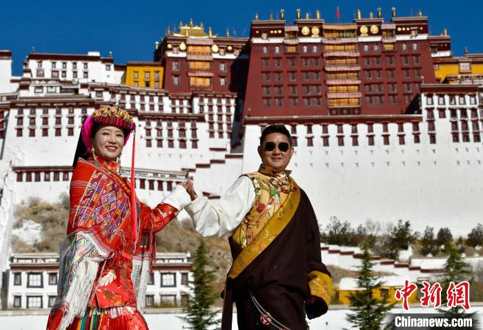 冬游西藏新風(fēng)尚：藏裝拍照、寄明信片成熱門