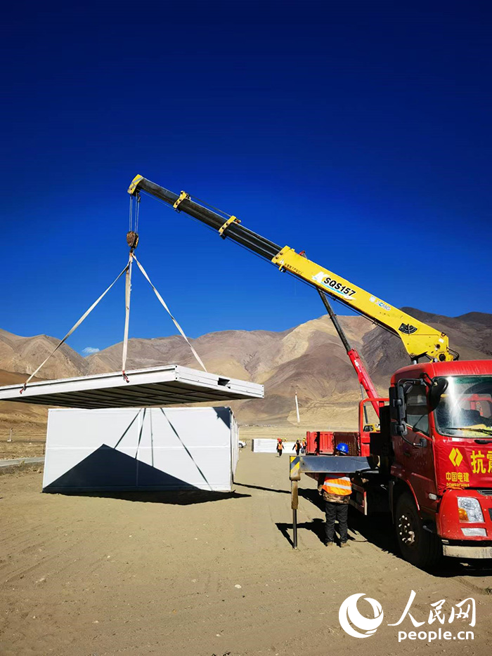 1月9日，日喀則市定日縣長所鄉(xiāng)森嘎村安置點正在吊裝板房。人民網(wǎng)記者 吳雨仁攝