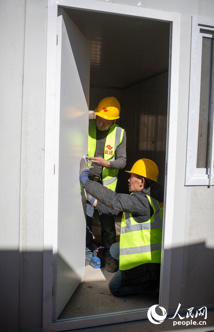1月9日，在日喀則市定日縣長所鄉(xiāng)古榮村安置點，施工人員正在抓緊搭建移動板房，確保受災(zāi)群眾溫暖過冬。人民網(wǎng)記者 翁奇羽攝