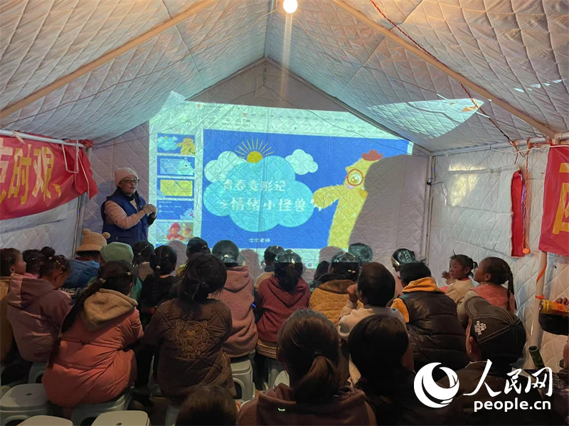 社工次旦拉姆以“青春變形記之情緒小怪獸”為主題給塘仁村孩子們講課。人民網(wǎng)記者 郝潔攝