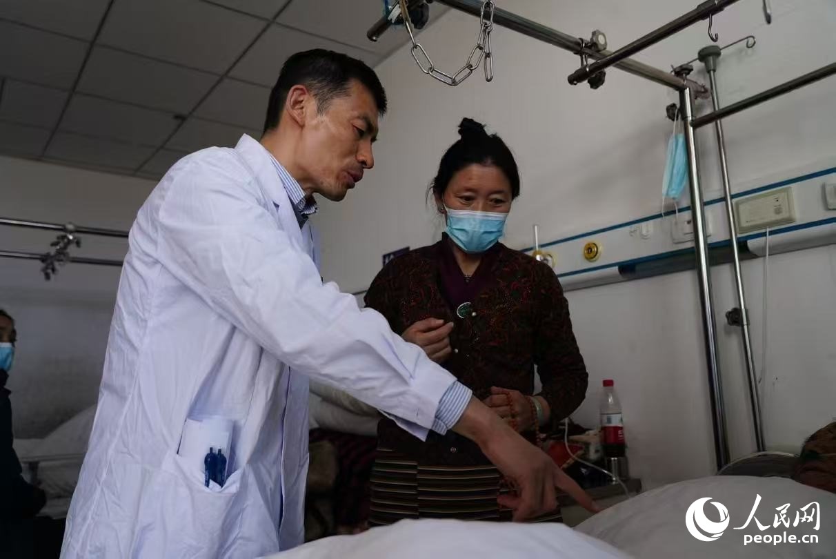 醫(yī)生在巡查。人民日?qǐng)?bào)記者 徐馭堯攝