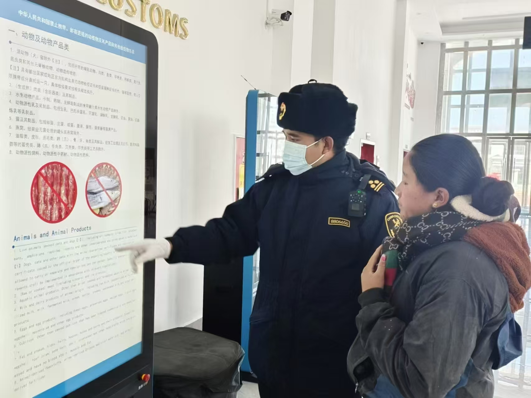 海關(guān)關(guān)員對入境邊民進(jìn)行禁止攜帶、郵寄進(jìn)境動(dòng)植物及其產(chǎn)品解讀。次旺久美攝