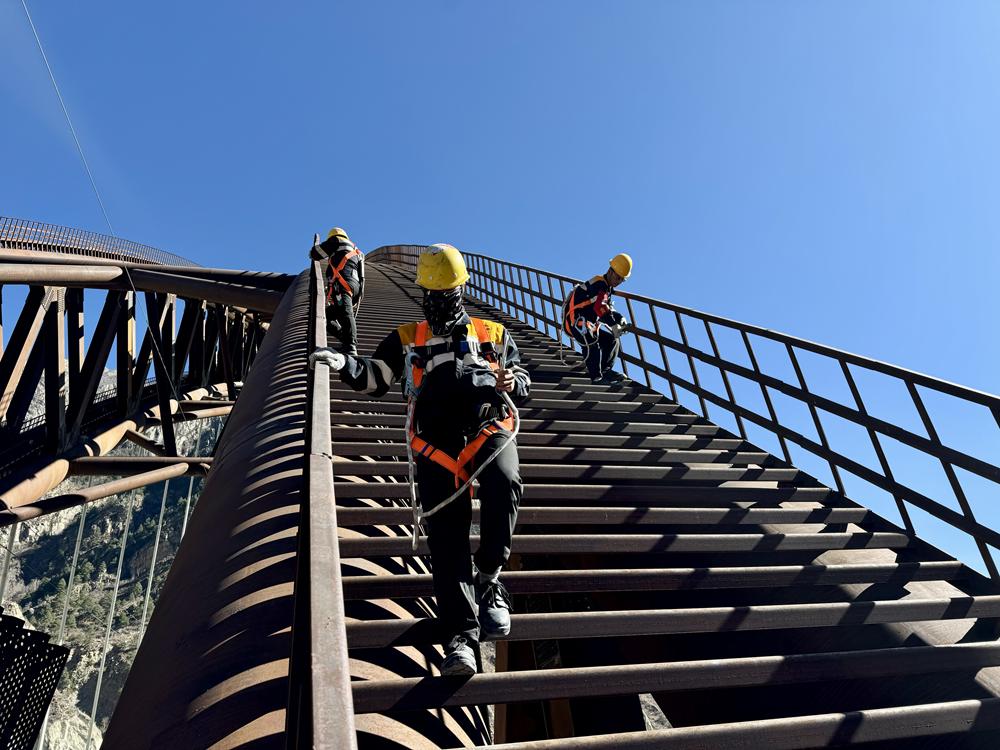 橋拱檢修。馬生明攝