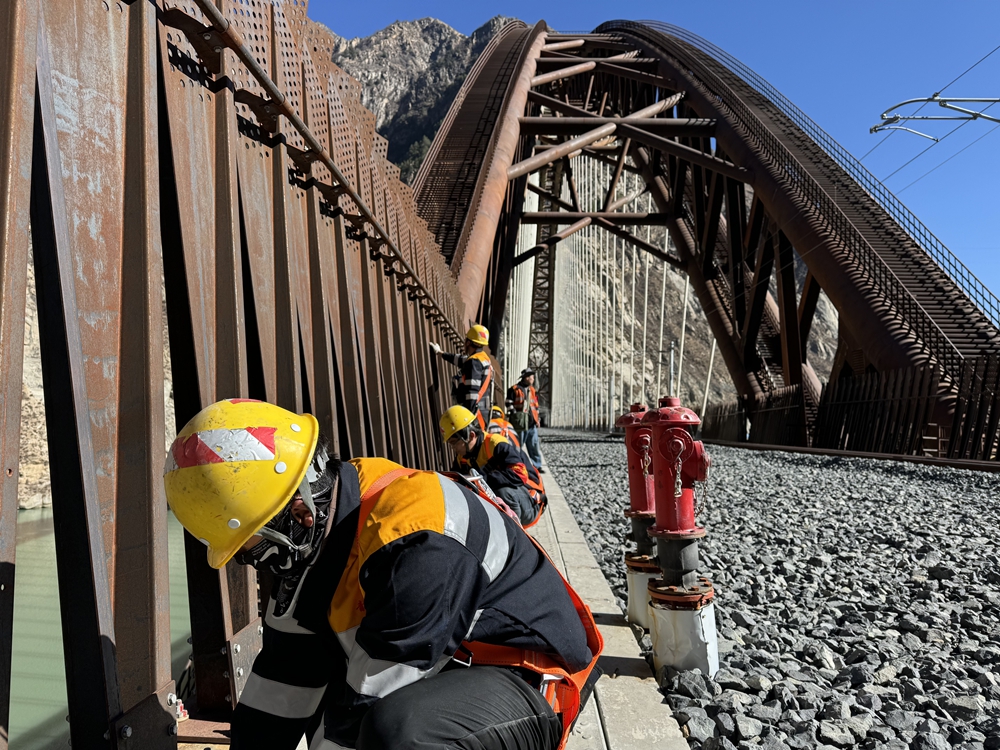 螺栓檢查。馬生明攝