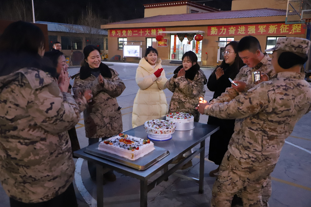 支隊為來隊家屬過集體生日。霍尹航攝