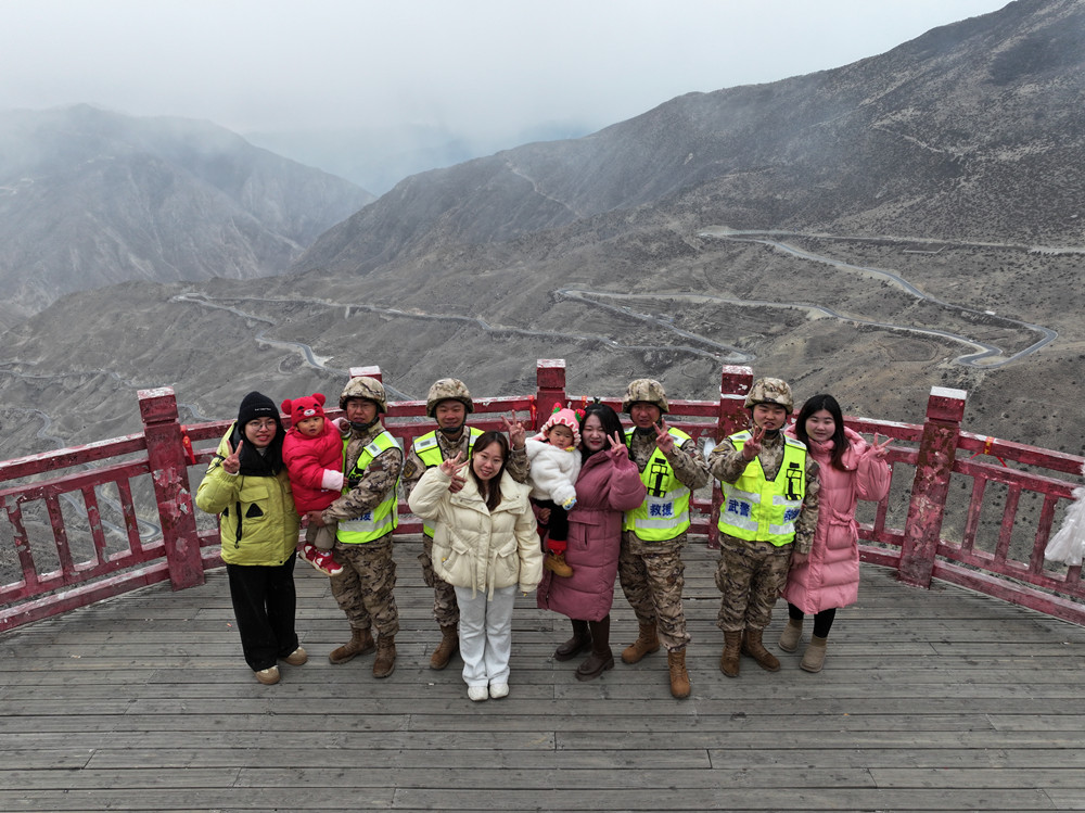 支隊組織家屬隨隊養(yǎng)護體驗丈夫工作。何眾攝