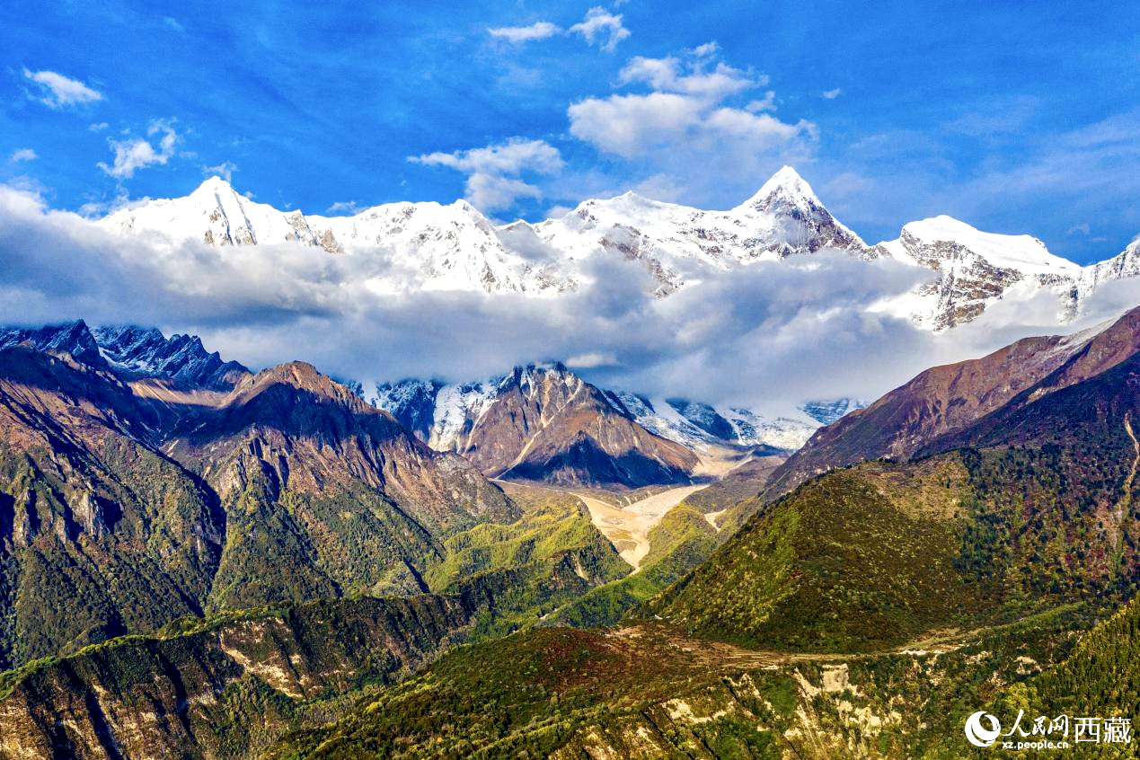 無人機航拍南迦巴瓦峰。