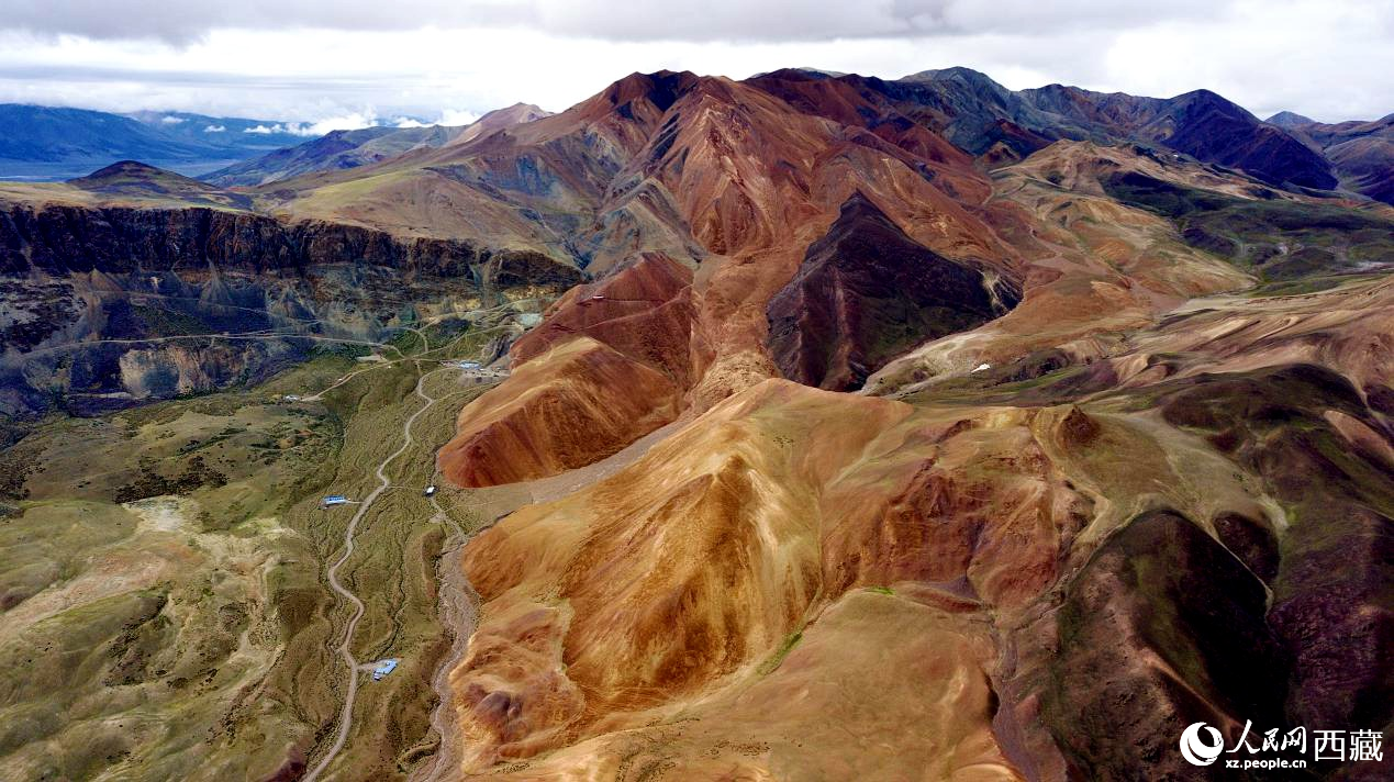 西藏阿里地區(qū)札達縣境內的山丘，因大地礦石的緣故而變得色彩豐富，當?shù)厝朔Q之為“五彩山”。