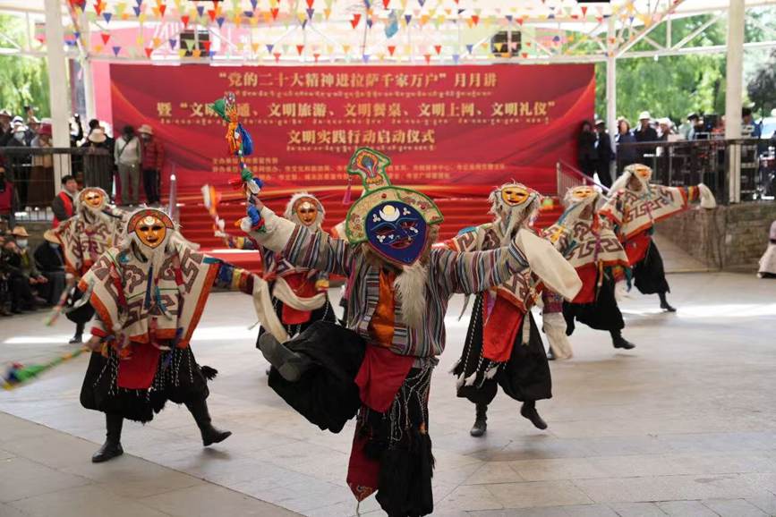 “黨的二十大精神進(jìn)拉薩千家萬(wàn)戶(hù)”月月講暨“深化移風(fēng)易俗共建文明拉薩”文明實(shí)踐行動(dòng)啟動(dòng)儀式在龍王潭公園下沉廣場(chǎng)舉行