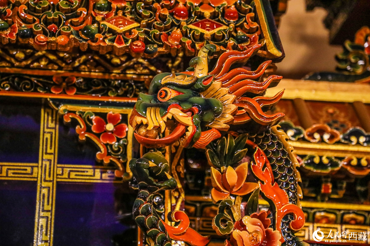 藏式柜子上手工雕刻的龍首