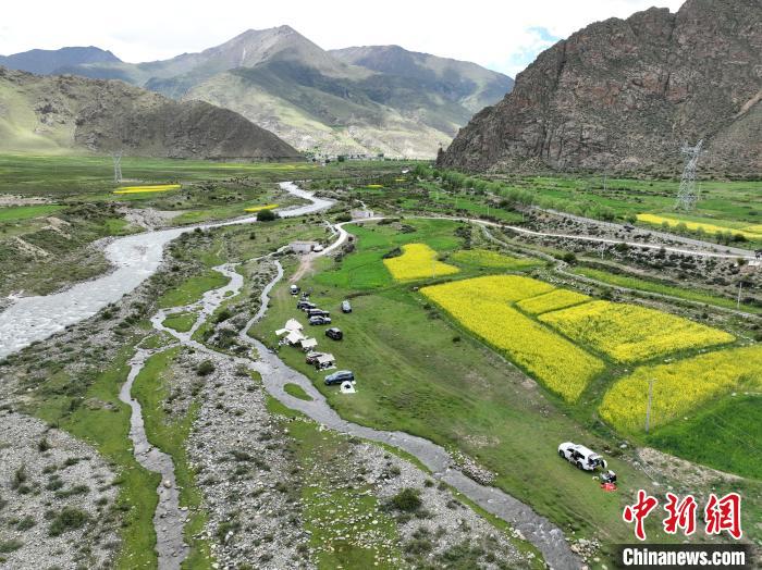 拉薩市民周末“過(guò)林卡”暢享夏日好時(shí)光