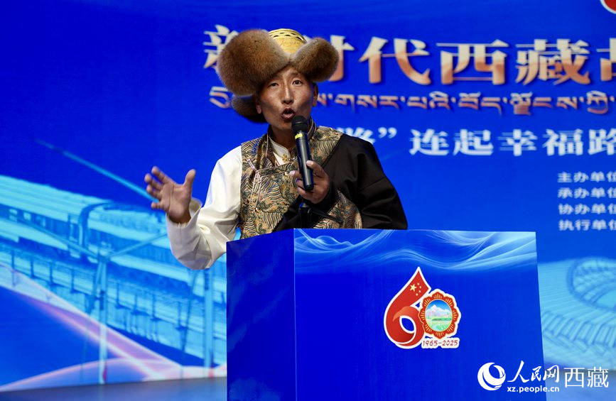 山南市隆子縣三安曲林鄉(xiāng)三林村黨支部副書(shū)記扎西次仁作分享報(bào)告。人民網(wǎng)記者 次仁羅布攝