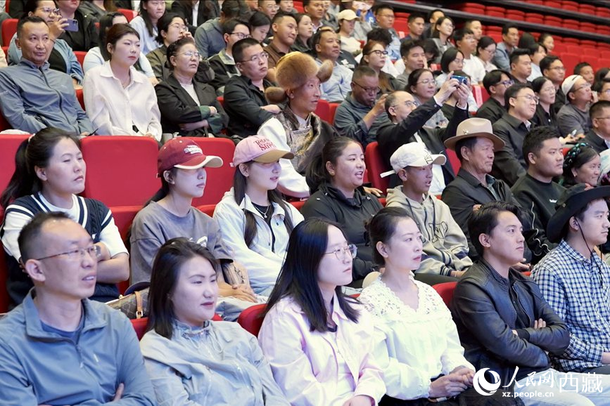 300余名干部職工、群眾代表在現(xiàn)場(chǎng)聆聽(tīng)講座。人民網(wǎng)記者 次仁羅布攝