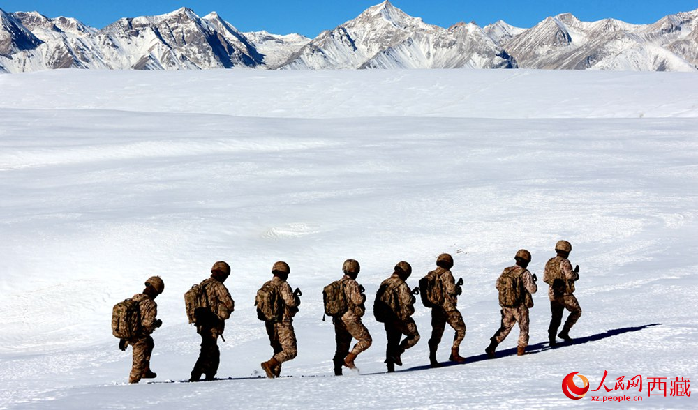 官兵在巡邏。人民日報記者 瓊達(dá)卓嘎攝