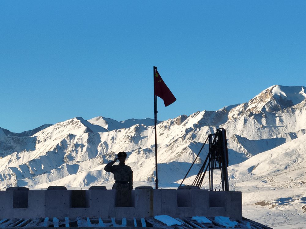 五星紅旗在哨所飄揚。人民日報記者 瓊達(dá)卓嘎攝