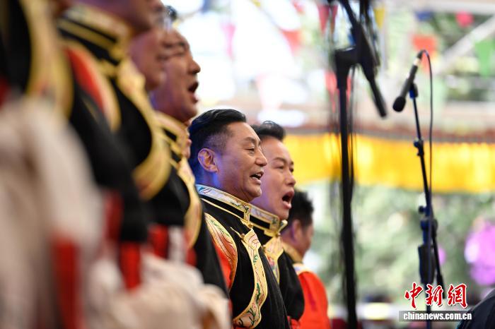 拉薩群眾音樂會(huì)點(diǎn)燃新年氛圍