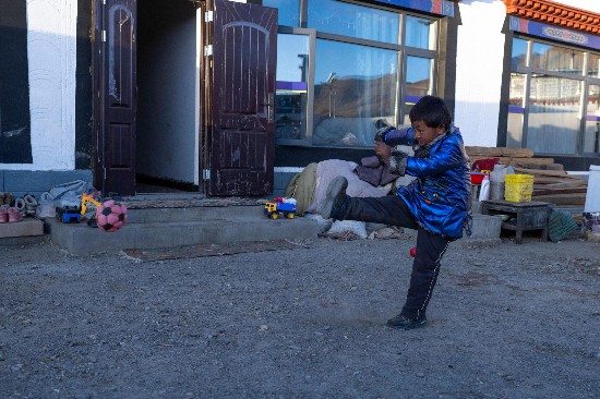 次仁普尺的弟弟在院子里玩耍。人民網(wǎng)記者 翁奇羽攝