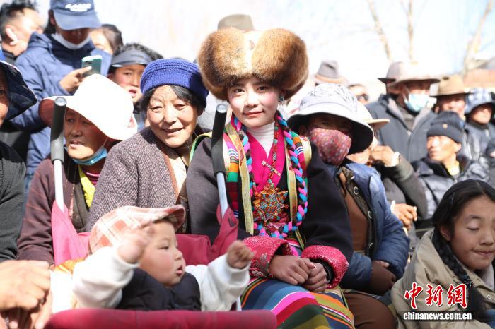 （新春走基層）歡歌笑語迎雙節(jié)西藏山南新春聯(lián)歡會(huì)熱鬧開演