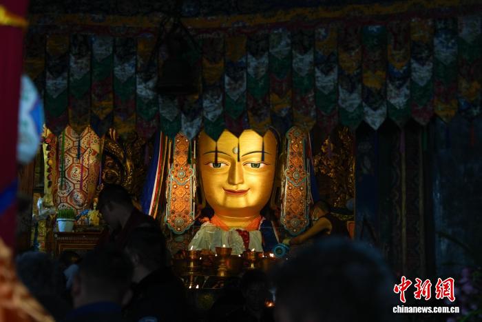 （新春走基層）藏歷新年期間西藏哲蚌寺游客信眾絡(luò)繹不絕