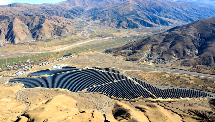 雅魯藏布江畔，光伏“藍(lán)?！备采w昔日沙丘。人民網(wǎng)記者 吳雨仁攝