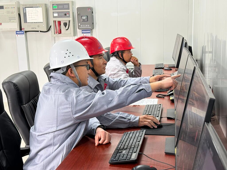 在項(xiàng)目控制室內(nèi)，技術(shù)人員實(shí)時(shí)監(jiān)測(cè)光伏矩陣的運(yùn)行數(shù)據(jù)與發(fā)電情況。人民網(wǎng)記者 吳雨仁攝