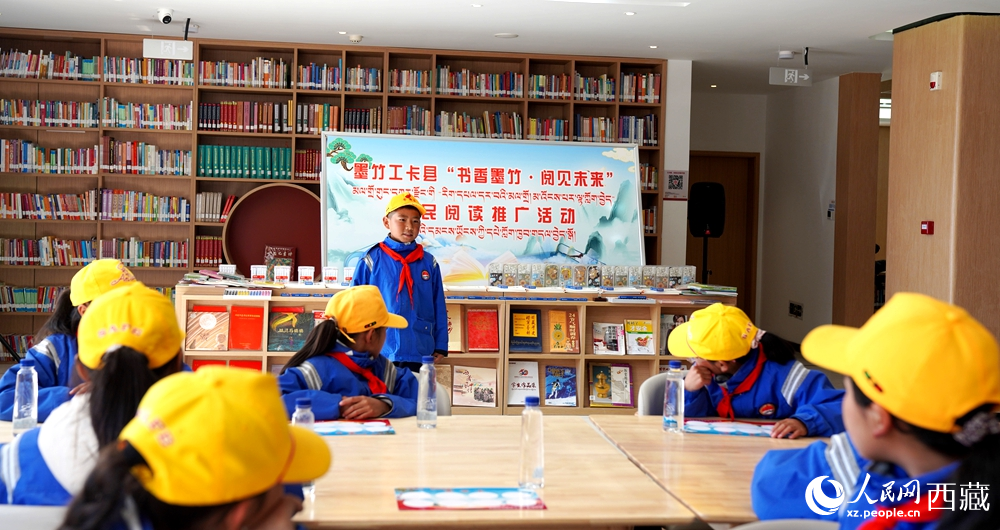學(xué)生開(kāi)展閱讀推廣活動(dòng)。人民網(wǎng)記者 吳雨仁攝