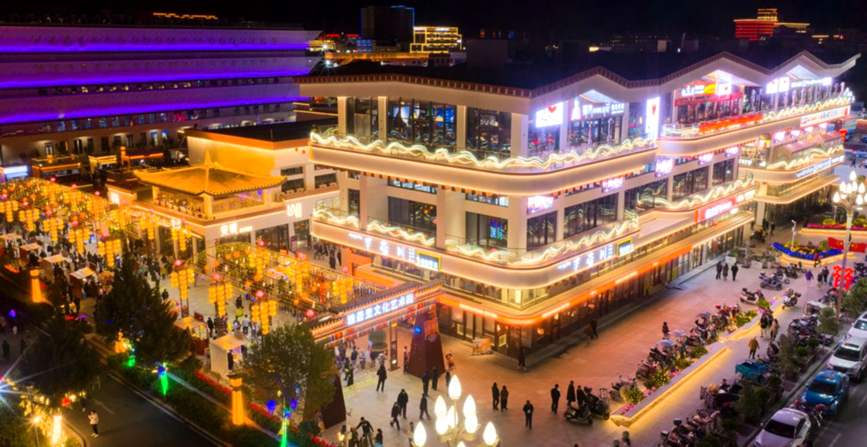夜晚熱鬧的街市。洛桑貢布攝