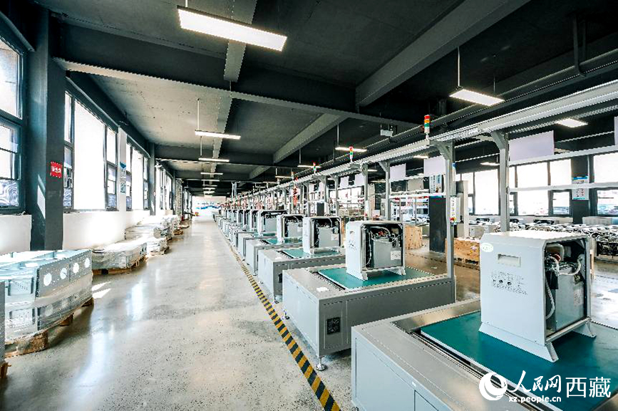 西藏清匠電器科技有限公司制氧機組裝線。人民網記者 李海霞攝