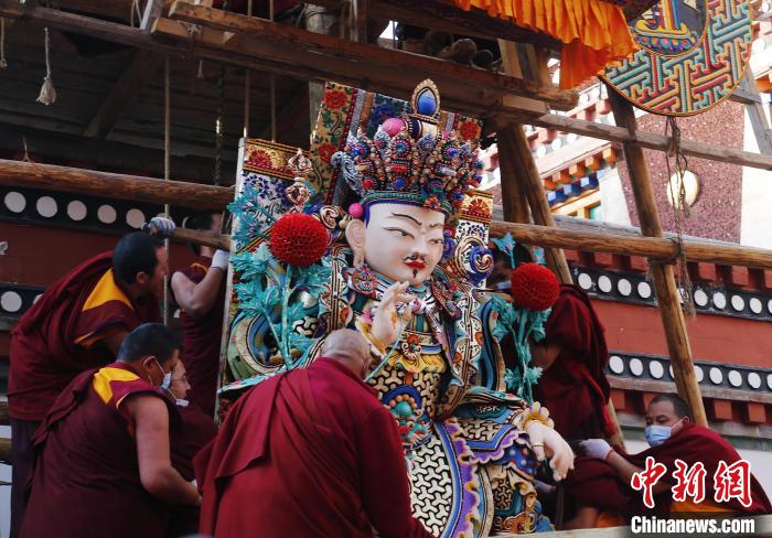 圖為塔爾寺僧人為酥油花搭架子?！●R銘言 攝