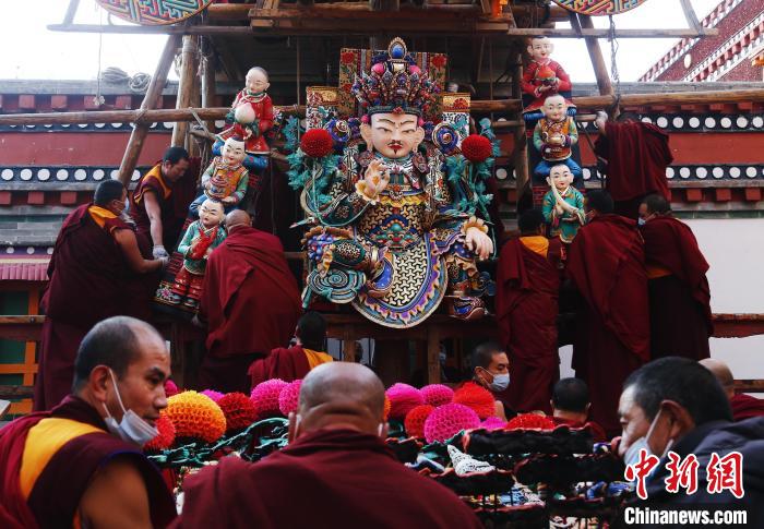 圖為塔爾寺僧人為酥油花搭架子?！●R銘言 攝