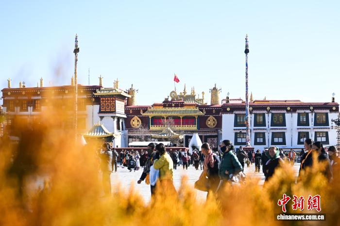 西藏冬季農(nóng)閑季信眾朝佛忙