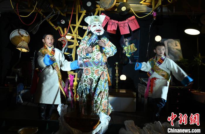 圖為由少兒表演的藏戲在公開場合演出。資料圖 趙朗 攝