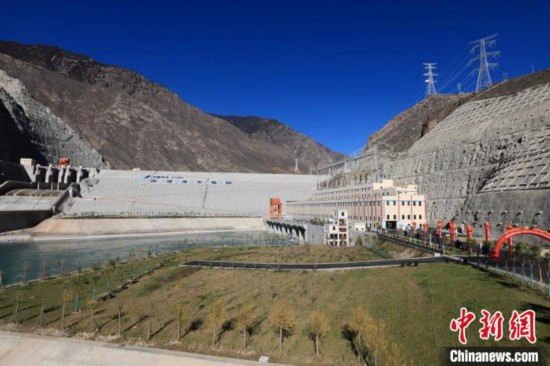 圖為金沙江上游蘇洼龍水電站?！⊥趵?攝