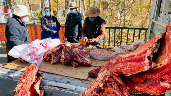 圖為市民正在買牛肉，本報(bào)記者 格桑倫珠攝(3737723)-20221201105107(1).jpg
