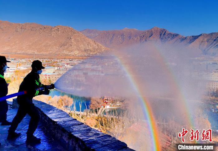 12月6日，布達拉宮消防救援大隊在布達拉宮山體林草區(qū)域開展?jié)窕ぷ??！㈣?攝