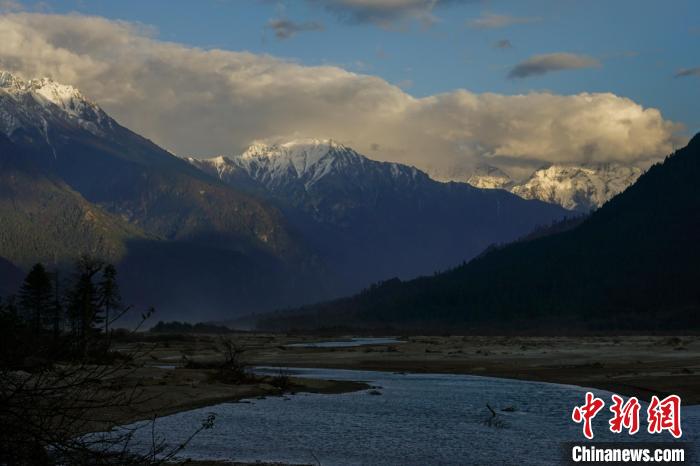 遠(yuǎn)眺波密雪山?！〗w波 攝