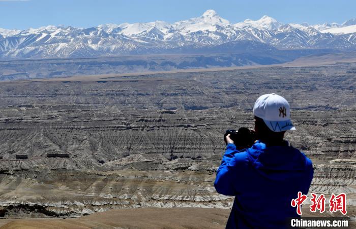 4月5日，游客在觀景臺(tái)拍攝札達(dá)土林?！±盍?攝