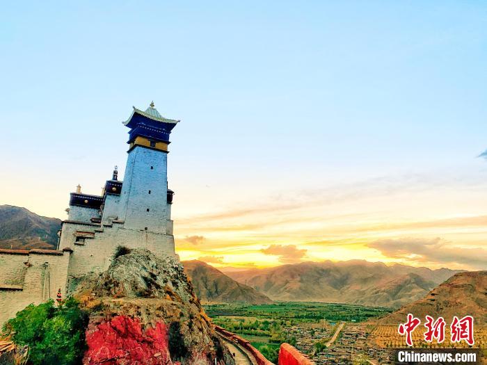 圖為西藏第一座宮殿——山南雍布拉康?！埼?攝