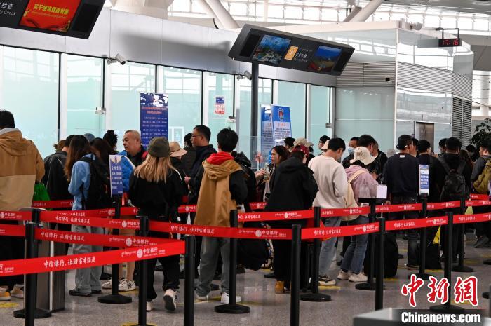 圖為“五一”期間，拉薩貢嘎機場旅客密集出行?！≡黝D珠 攝