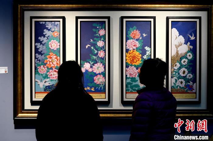 圖為5月16日，觀眾正在欣賞展覽中的新創(chuàng)唐卡作品?！±盍?攝