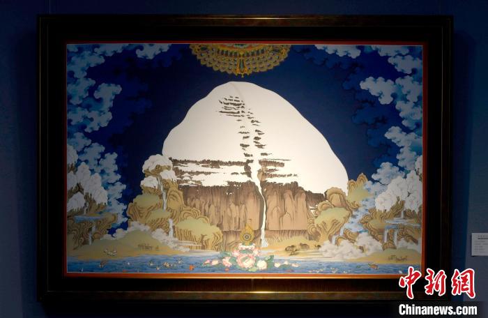 圖為5月16日，展覽中新創(chuàng)唐卡作品《岡底斯山》。　李林 攝