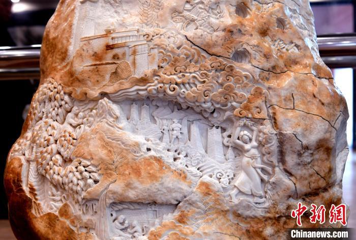 圖為5月16日，展覽中的漢白玉雕作品《猴子變?nèi)恕??！±盍?攝